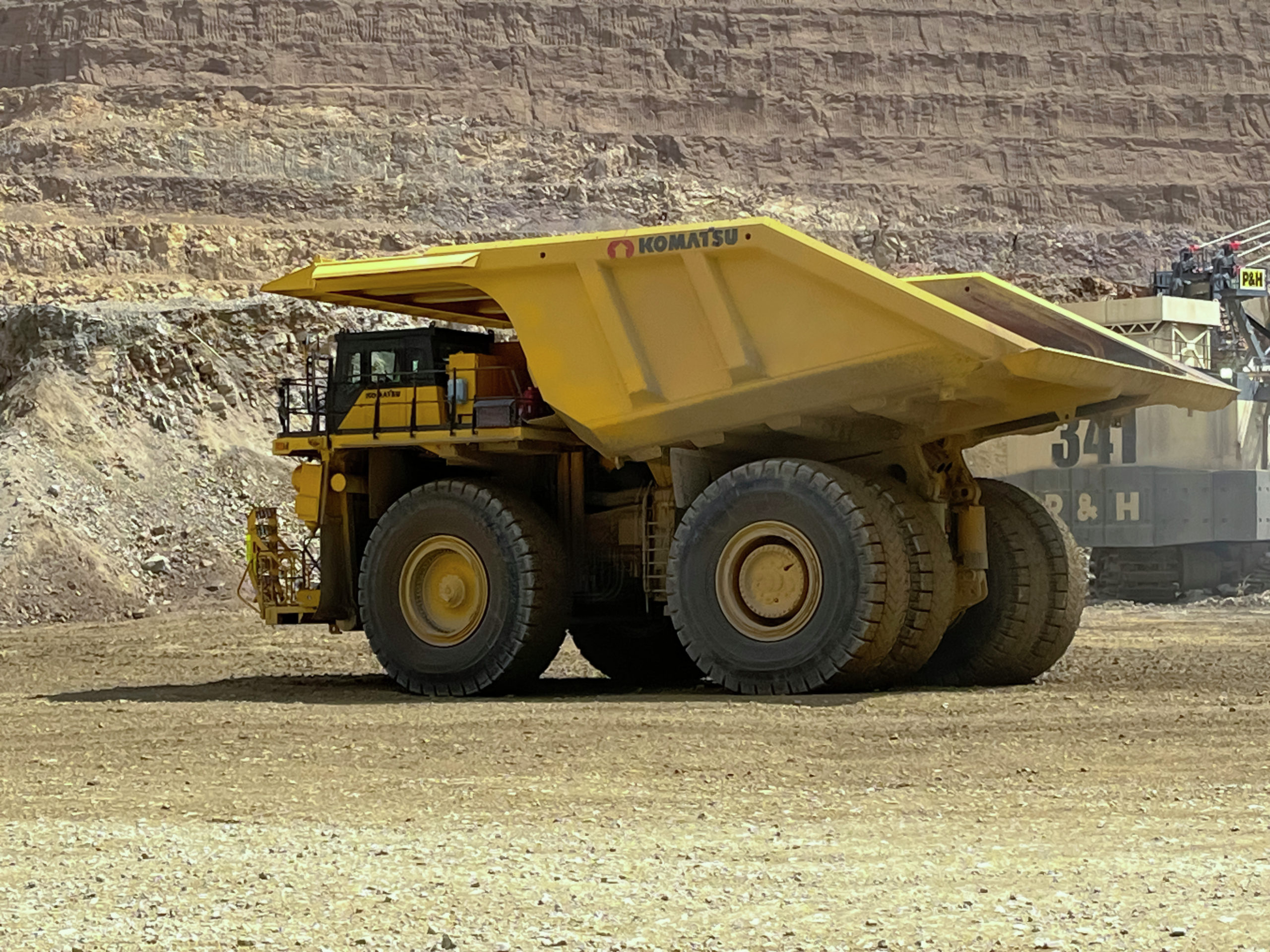 Nevada Gold Mines places order for 62 Komatsu 930E-5 mining trucks - International Mining